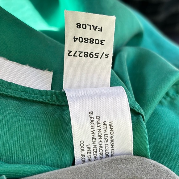 Old Navy Silk Tank Top Sz Large Ruffled V Neck Boho Minimalist Dainty Green - Picture 8 of 8